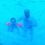 Плаваю с папой в бассейне аквапарка